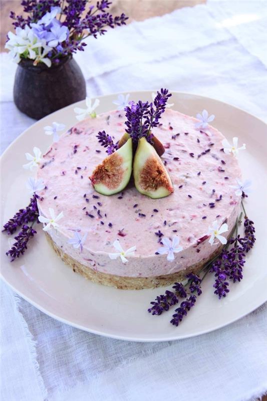 hurma ve macadamia fındık kabuğu tabanı ve kiraz ve kaju kreması dolgulu pişmeyen vegan cheesecake