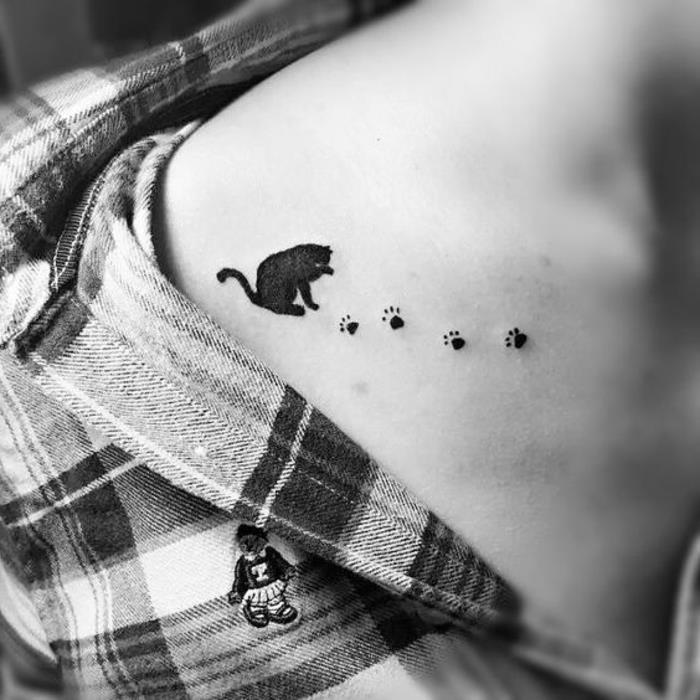 tetovaža mačje šape, črna mačka, ki je pustila pečat na tacah