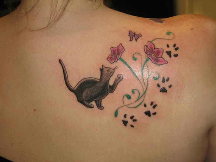 tetovaža mačje šape, mačji odtisi in rože, tetovirane na rami