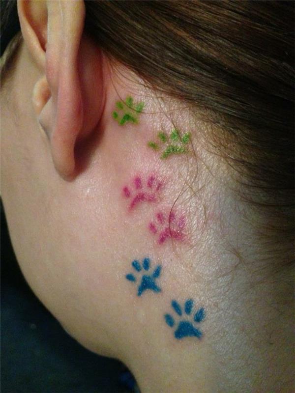 tetovaža mačje šape, pisana tetovaža s potiskom šape za ušesom