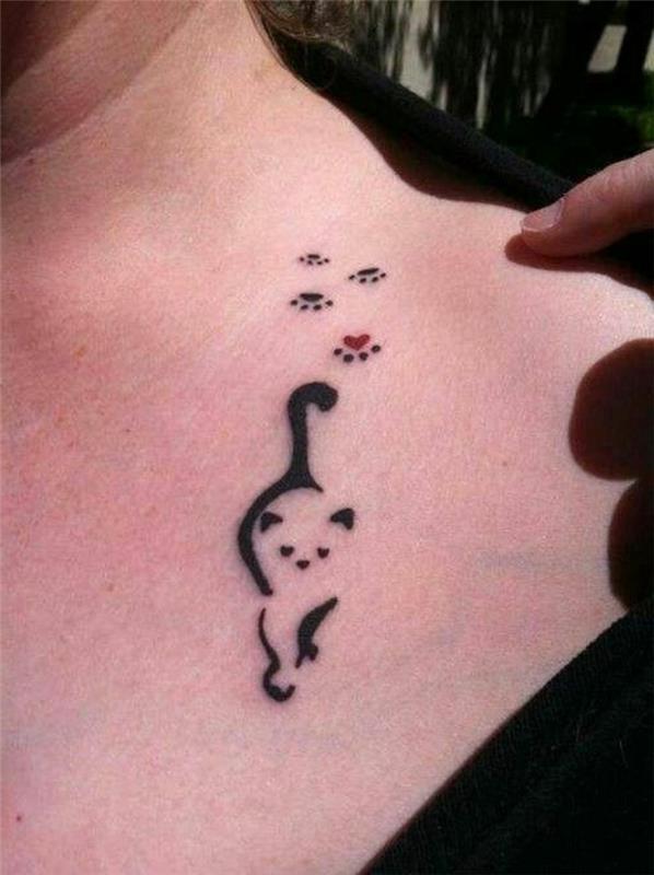 tetovaža mačje šape, originalna tetovaža na rami, mačka in njeni odtisi