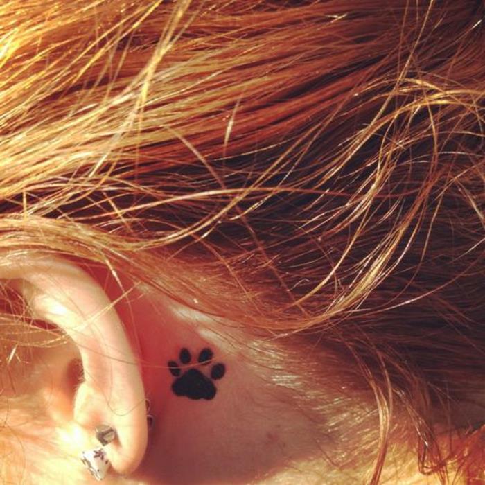 tetovaža mačje šape, tetovaža za ušesom s črnim črnilom