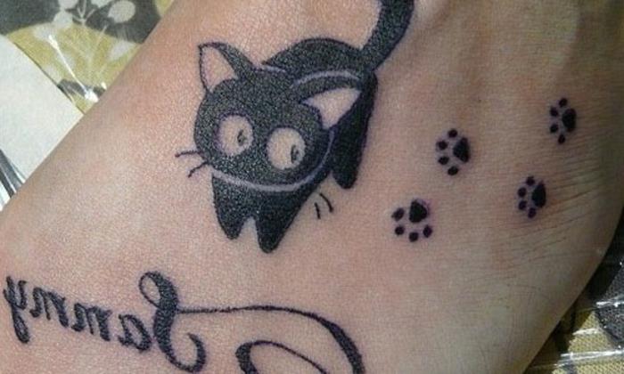 tetovaža mačje šape, smešna tetovaža črne mačke, šape s črnim črnilom
