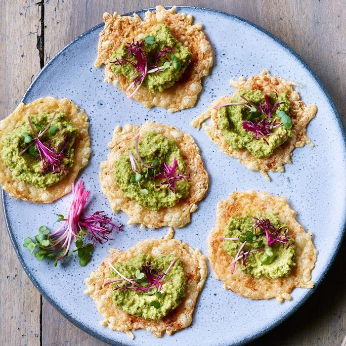 Noel meze ve meze olarak misafirlere hizmet etmek için guacamole ile Parmesan bifteği