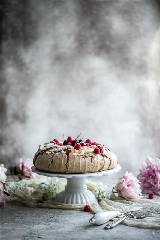 kırmızı meyveler ve vanilyalı kremalı pavlova, hem gevrek hem de yumuşak bir tatlı