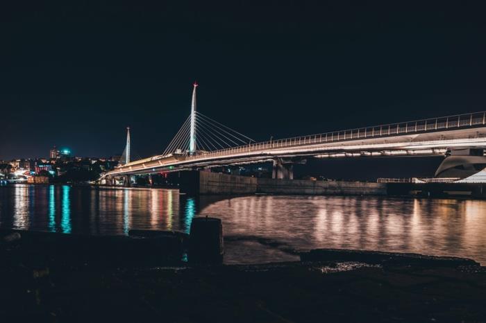 svajonių kraštovaizdis, Niujorko tiltas, mėlynos šviesos, atsispindinčios vandenyje, kraštovaizdžio tapetai, gražus kraštovaizdis, dangoraižiai horizonte, tamsiai mėlynas dangus