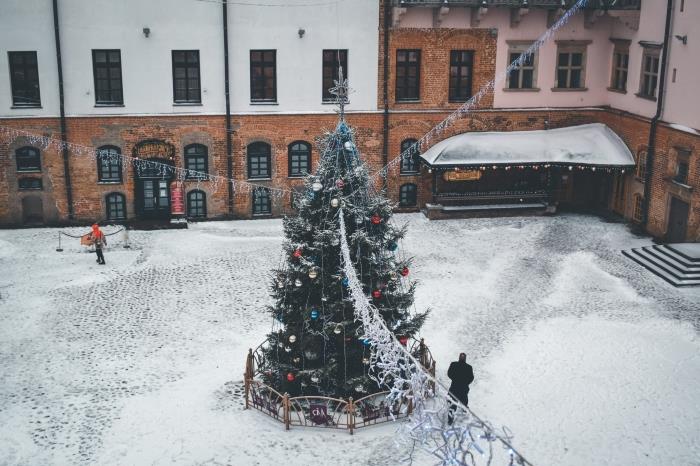linksmų Kalėdų įvaizdis, skirtas kompiuterio tapetams, miesto kraštovaizdžio fotografijai metų pabaigoje