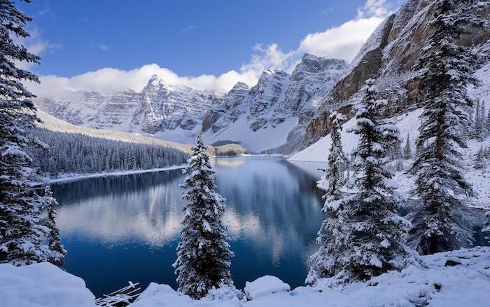 žiemos kraštovaizdžio tapetai, ežeras apsuptas snieguotų kalnų, spygliuočių medžių ir pušų, padengtų sniegu