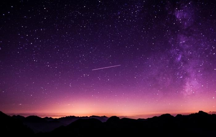 stilingi fono paveikslėliai, pritaikyti jūsų kompiuteriui, naktinio kraštovaizdžio vaizdas su kalnų siluetais ir purpuriniu dangumi