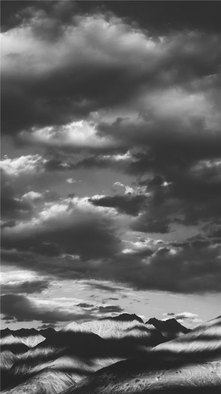 čudovita črno -bela slika igre senc na gorskem verigu, najlepše panoramske slike v črno -beli barvi