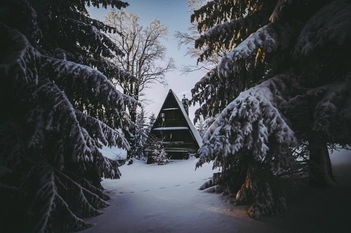 nemokama ekrano užsklanda kompiuteriui žiemos ir Kalėdų tema, graži Kalėdų įvaizdžio idėja su medinio namelio kraštovaizdžiu ir snieguotomis eglėmis