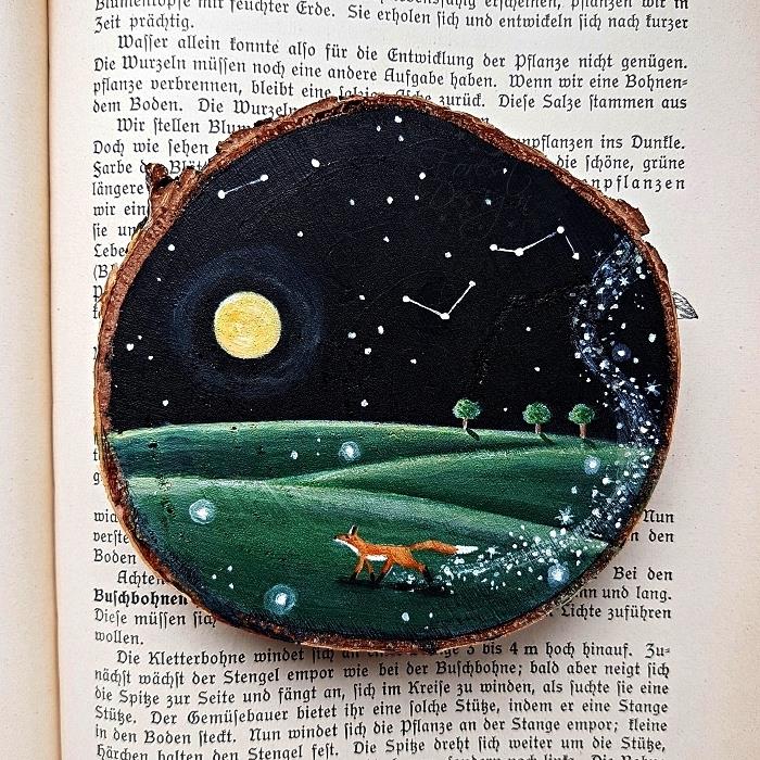 ahşap üzerine akrilik boya, bir dilim ahşap kütük üzerinde gece manzarası, tilki ağacı resmi, akrilikte yıldızlı gökyüzü ve ay