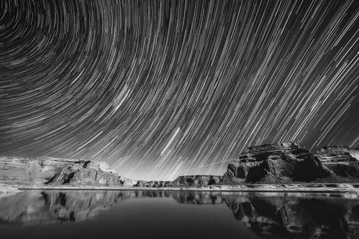 črno -bela pokrajina impresivne poezije, fotografija kanjonov Arizone pod zvezdnatim nebom