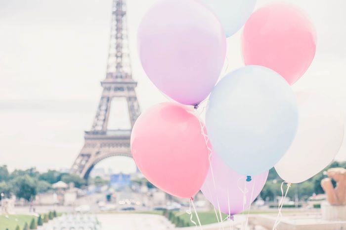 Paryžiaus Eifelio bokšto peizažas su pasteliniais balionais, pernelyg stilingas ir prašmatnus tapetų idėja kompiuteriui
