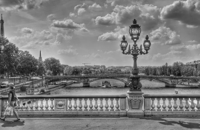 nostalgična črno -bela fotografija Pariza s pogledom na mostove pod nebom, posuta z oblaki