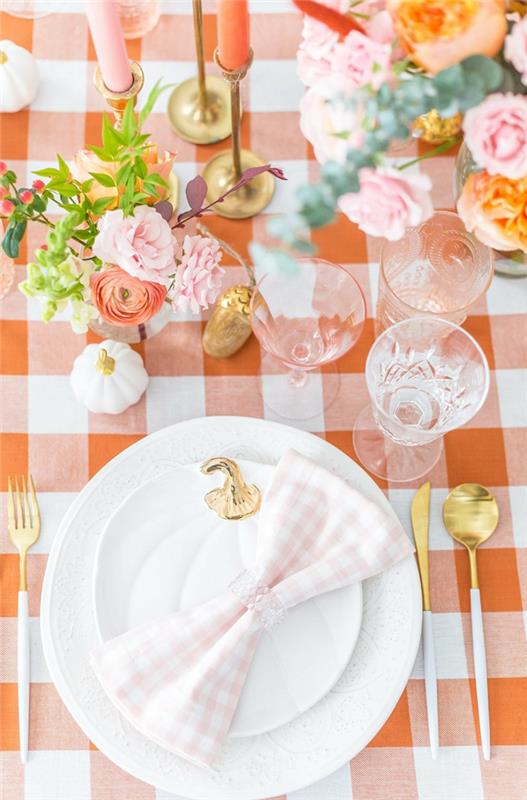 şeftali rengi ve altın top ile balkabağı tabağı sonbahar düğün teması pembe çiçeklerin nasıl süsleneceği harika fikirler