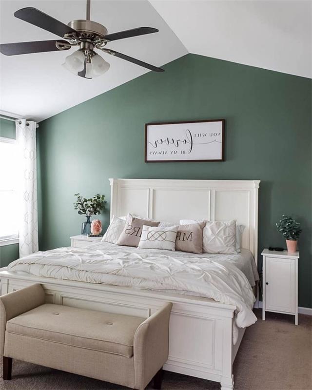 pobarvajte 2 steni na 4 stropnih ventilatorjih zeleno barvo za posteljo beli lesen vzglavnik