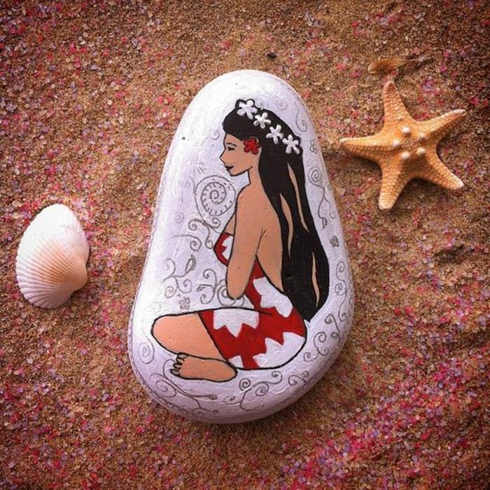 çakıl taşları boyama, Tahiti oturma beyaz bir çakıl taşı üzerine boyanmış