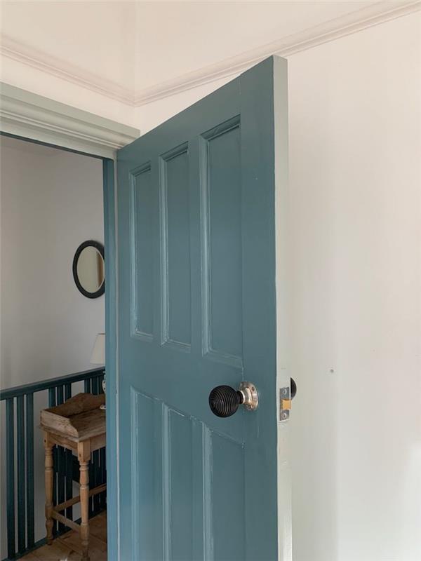 merdivene giden beyaz işlemeli iç kapıyı 2 renk boyayın