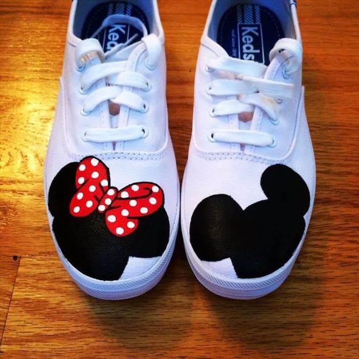 Mickey in Minnie Mouse, ki se opirata na belo košarko, barvo čevljev, kako prilagoditi čevlje