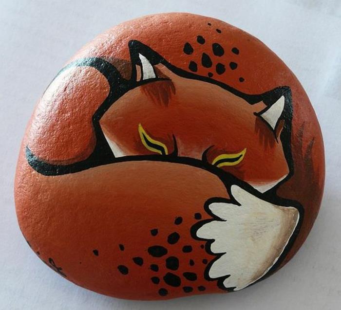 boya çakıl taşları, bir taşa çizilmiş turuncu tilki