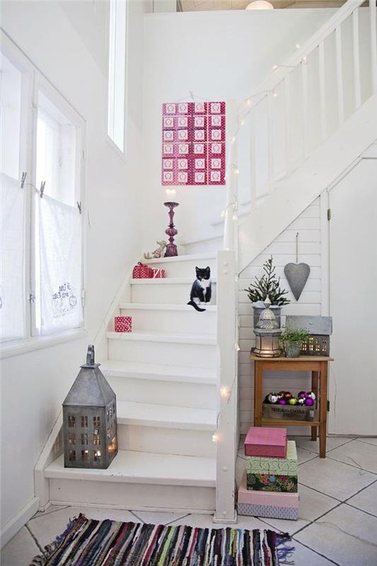 prenova lesenih stopnic z majhnim proračunom, pobarvano belo stopnišče, ki se zlije z dekorjem