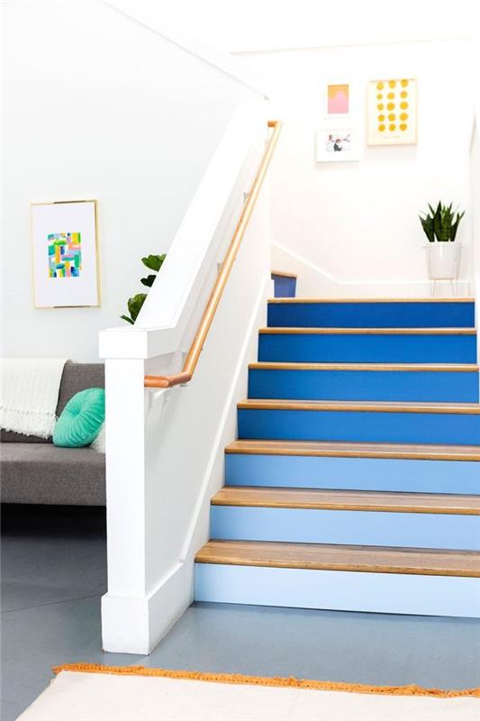 prenovite leseno stopnišče tako, da naredite naklon modre barve na dvižnih stopnicah, od najsvetlejšega odtenka do najtemnejšega