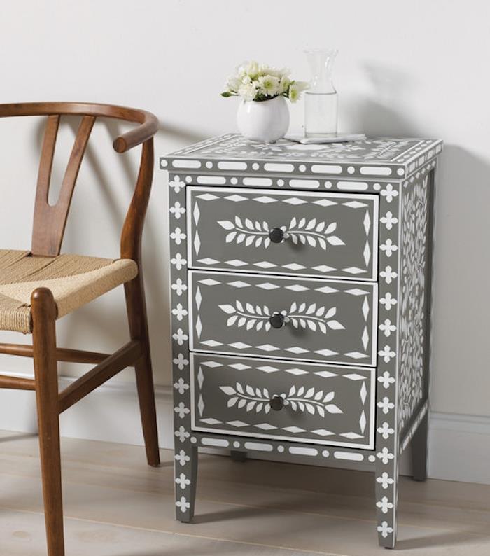 stranska miza, omara za shranjevanje v sivi barvi s cvetličnimi vzorci, narisanimi s šablono, bele barve, primer prenovljene omare
