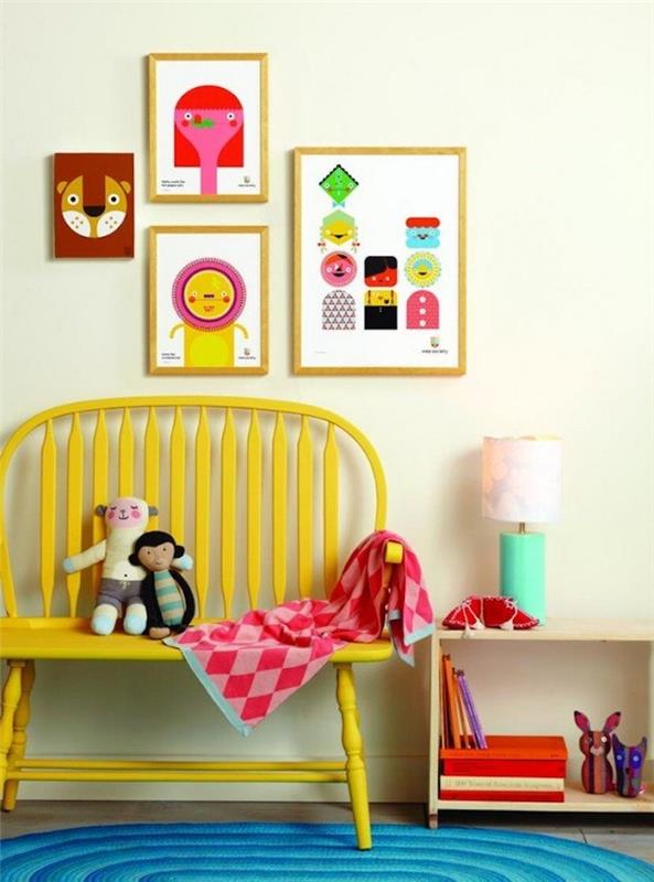 sarı boya dolabını, çocuk odasında yeniden boyanmış bir bankı, mavi halıyı, çerçevelerin duvar dekorasyonunu, oyuncakları özelleştirin
