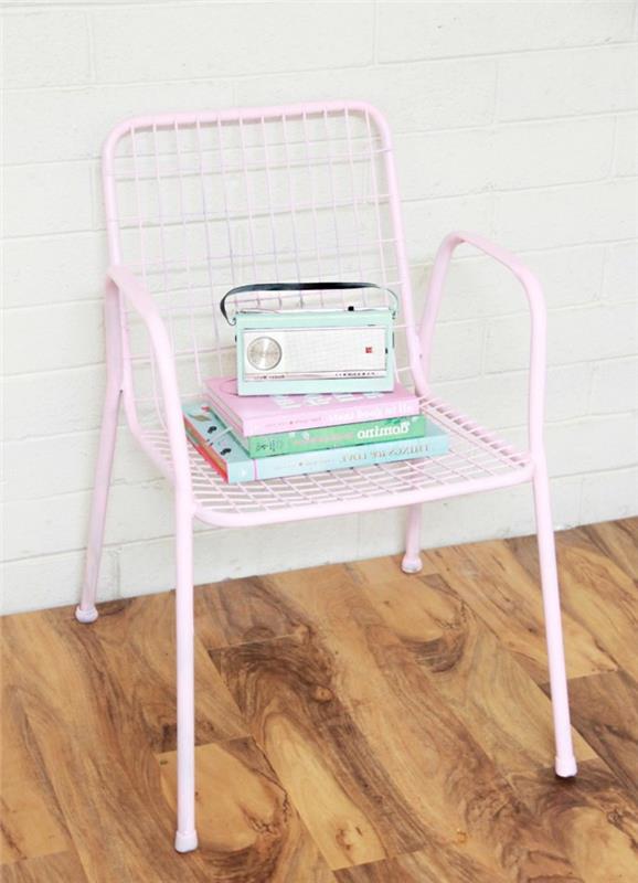 pobarvajte kovinsko pohištvo v pastelnem odtenku za mehak in ženstven dekorativni poudarek, stol iz kovinske mreže, preoblikovan z nekaj potezami pastelno roza barve