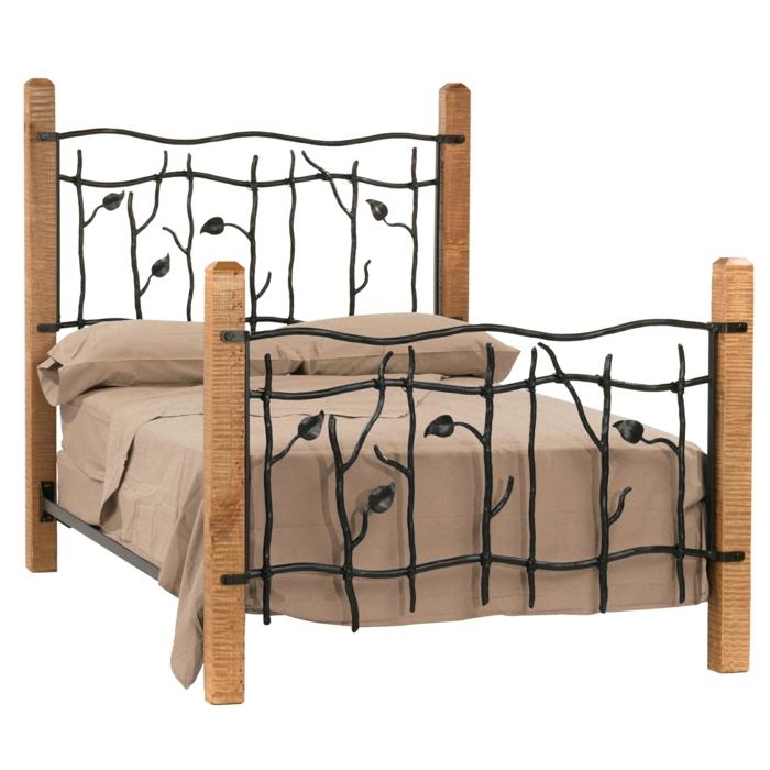 lesena omara, postelja iz kovanega železa z vzorci grmičevja, listja in cvetja na vzglavju, posteljnina v svetlo rjavi barvi, posodobitev starega pohištva