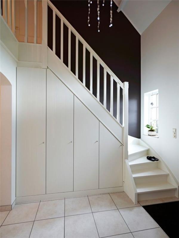 stopnišče prebarvano v belo, poudarjeno s črno steno, slikanje stopnišča