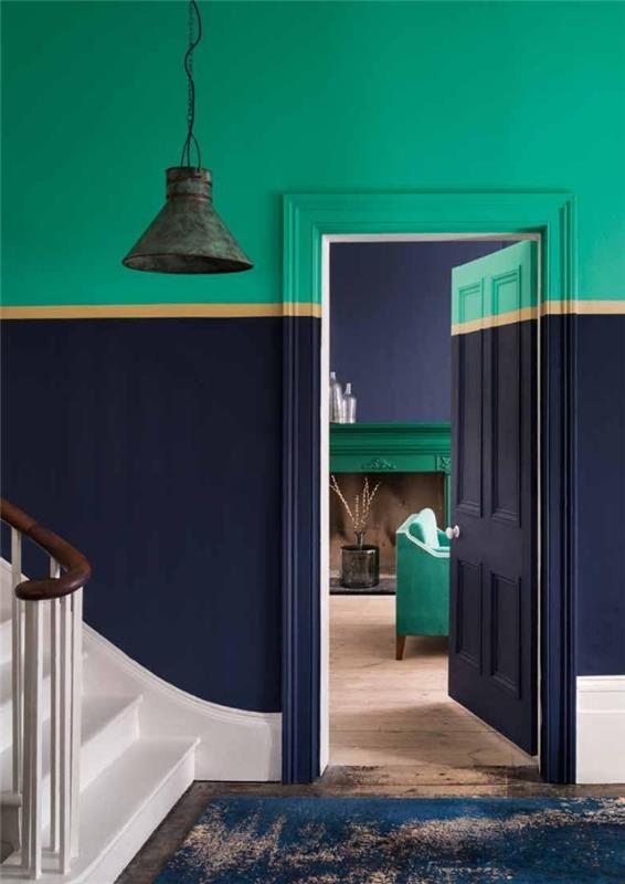 pobarvajte stopnišče v dveh kontrastnih barvah, ločenih s trakom zlate barve, vhodno vežo in stopnišče s stenami, pobarvanimi v mornarsko modri in borovo zeleni barvi