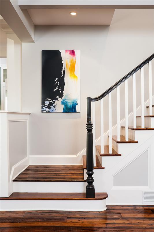 kako pobarvati stopnišče v kakšno barvo so lesene stopnice in stene pobarvane v svetlo sivo moderno večbarvno barvo