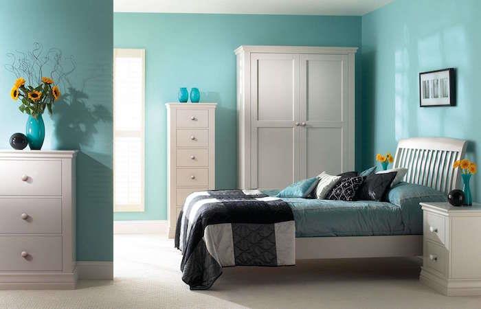 turkuaz mavisi duvar boyası ve sade dekorlu yatak odası duvar boyası