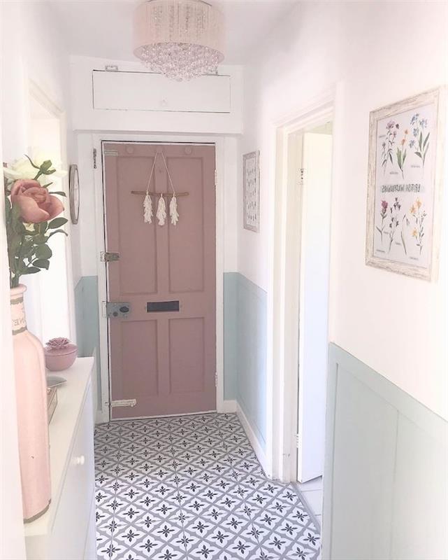 bir koridoru iki duvar rengine beyaz ve pastel nane rengine boyayın bir kapıyı kül gül rengine boyayın