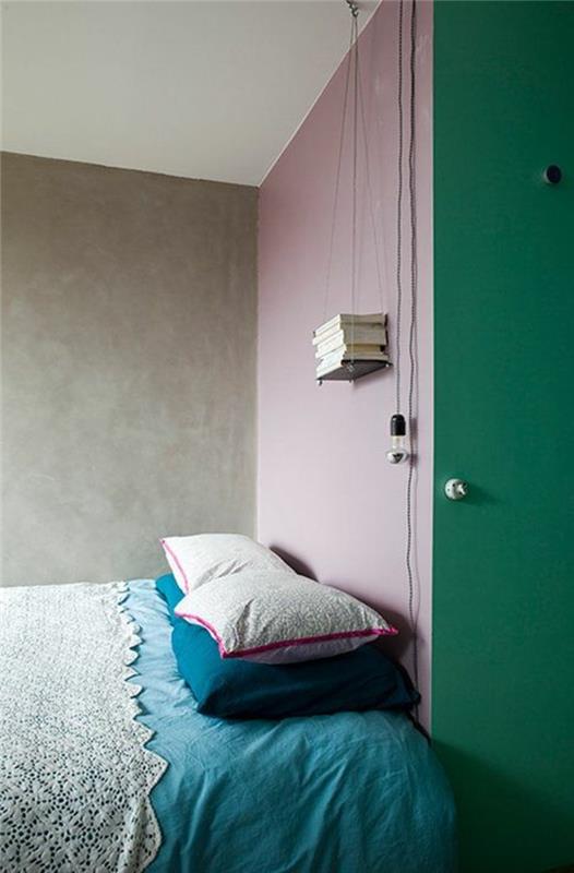 barvna-soba-v-dveh barvah-spalnica-s-steno-v-roza-in-zeleni-zakonska postelja