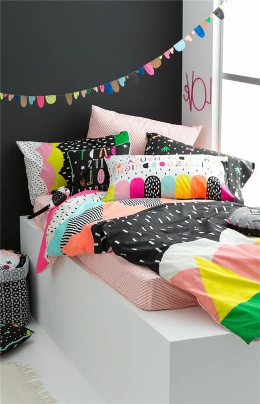 barva-a-soba-v-dveh barvah-stena-belo-sivo-obarvano-posteljno perilo-najnovejši trendi
