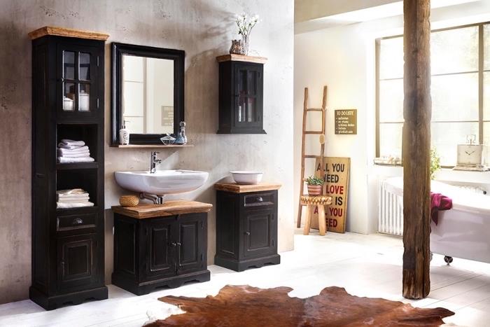 klasikinio retro stiliaus apdaila su šviesiai pilkomis sienomis su juodais baldais ir medžiu, baltos spalvos medinių grindų idėja vonios kambaryje su