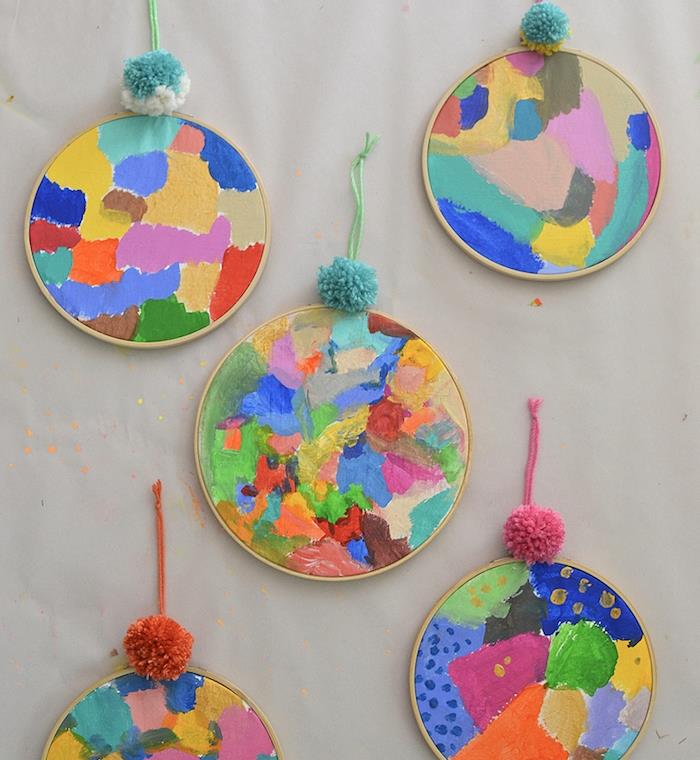 ideja za abstraktno slikarstvo slikarska dejavnost za otroka z abstraktnimi vzorci madeži barve na vezeninem obroču z okrasom iz volne