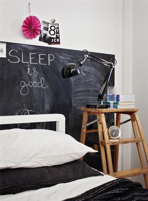 stenska barva iz skrilavca kot oblikovalsko vzglavje, črno -belo posteljnina, lesena nočna omarica