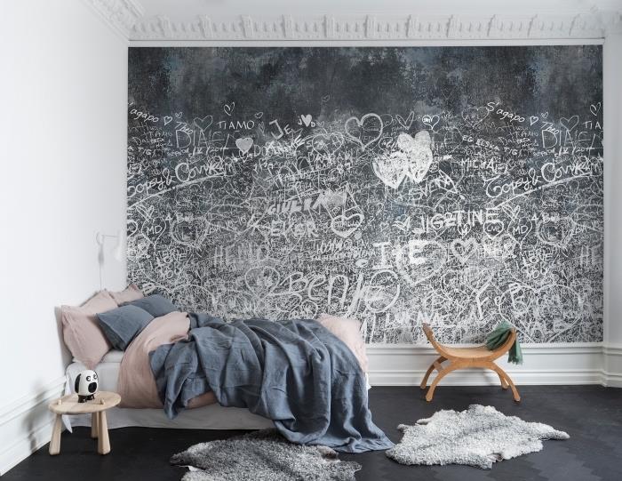 gražus miegamasis su baltomis sienomis ir lubomis su anglies pilkomis grindimis ir skalūno dažais
