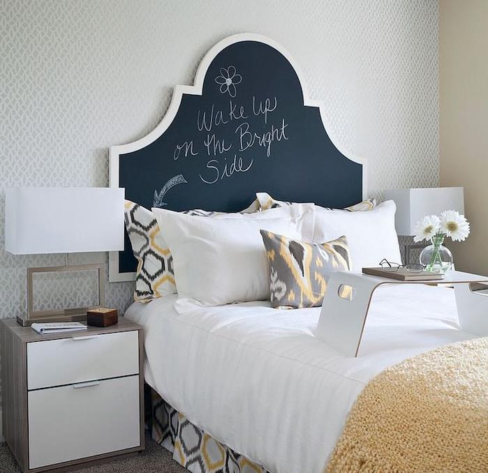 oblikovalsko vzglavje v barvi skrilavca za pisanje, rumena, bela in siva posteljnina, lesena nočna omarica