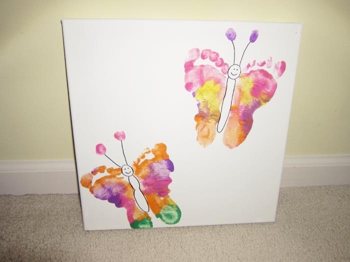 darilo za materinski dan, ideja okrasne deske s sliko odtisov v obliki letečih metuljev