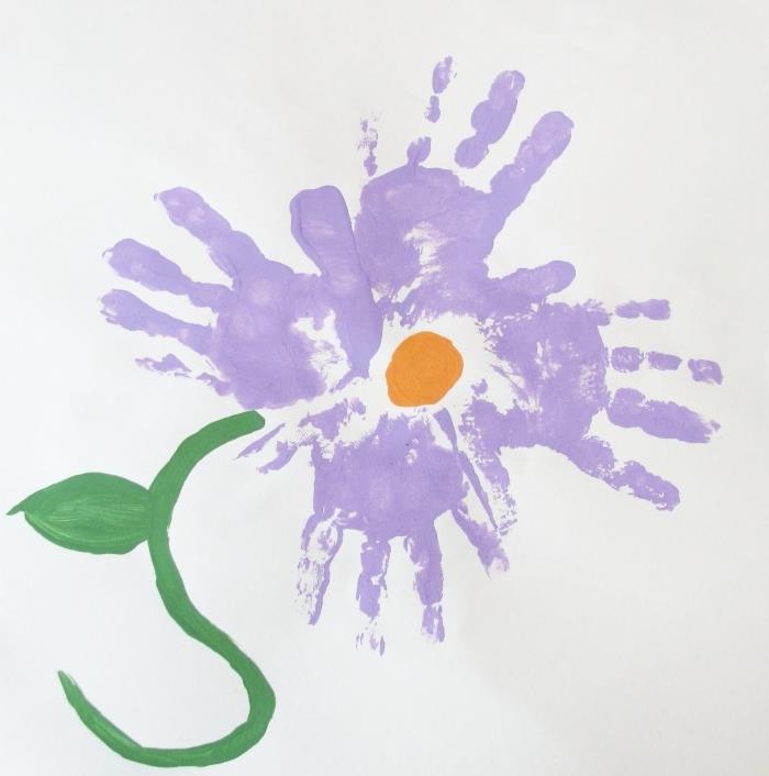 Motinos dienos dovana, pagaminta iš mažai medžiagos, originali tapybos idėja su violetinių gėlių formos atspaudais
