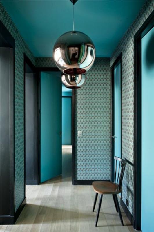 račja modra barva, modri hodnik in svetilke s kovinskim zaključkom