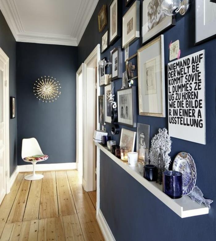 pav-modra-in-indigo-barva-v-hodniku-oblikovanje-paket-jasna-stena-dekoracija-fotografije-svečniki-in-posode