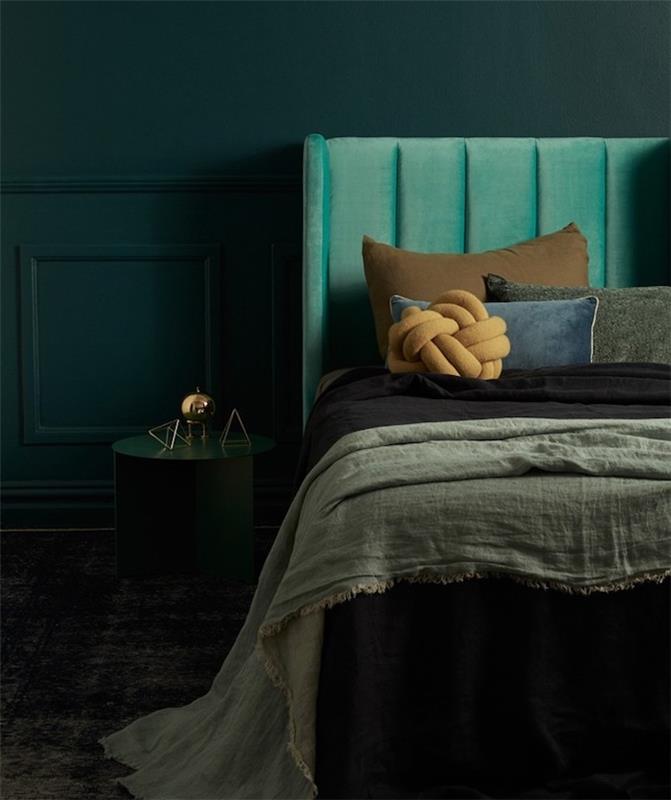 račja modra deko, naftni odtenek, zeleno vzglavje, siva, rjava, črna, modra posteljnina, originalne rumene blazine, temno siv parket