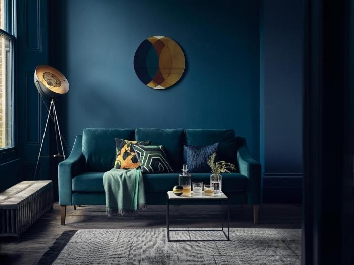 duvarlarda ve kanepede ördek mavisi renginin parlak dekoratif vurgularla vurgulandığı zarif ve sofistike oturma odası