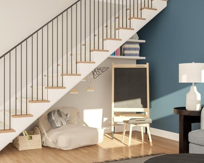 açık merdiven altında mavi boya düzenlemesi gri saçaklı halı ahşap ve demir merdiven beyaz lamba